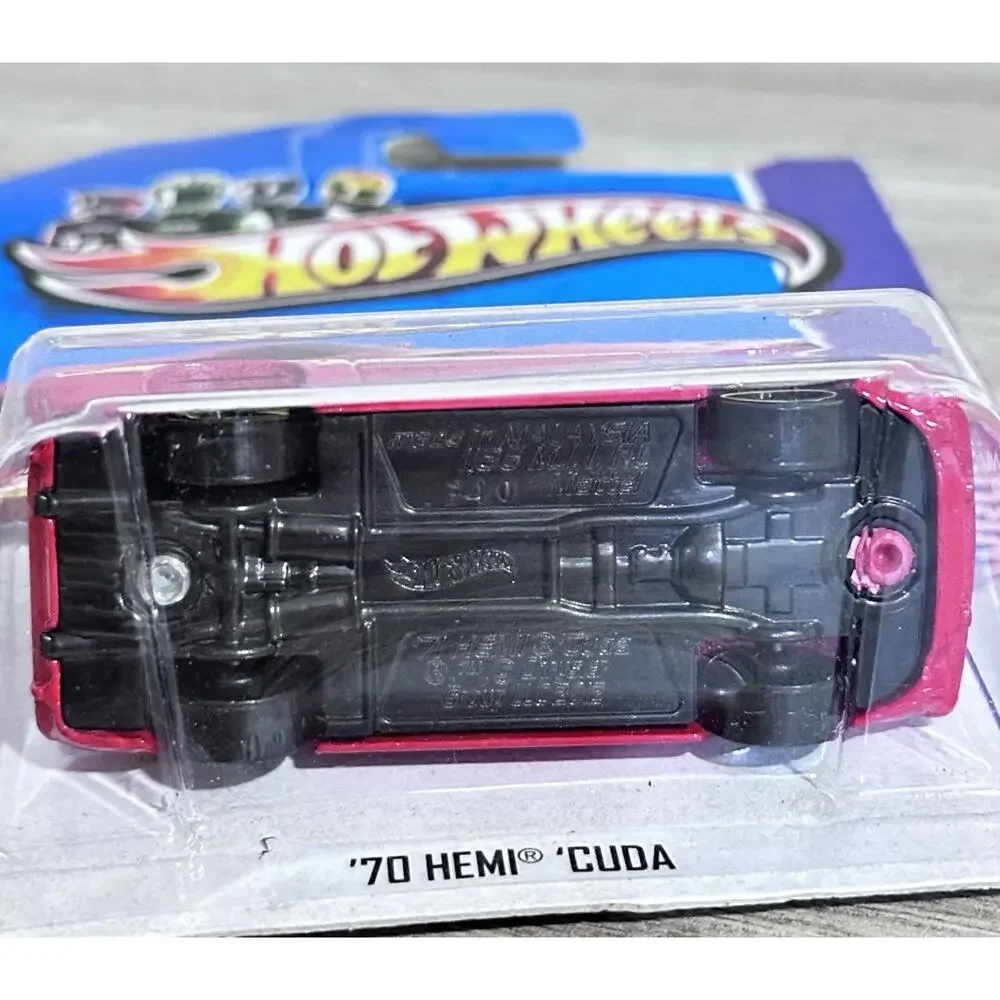 Hot Wheels 2013 1/64 Diecast HW Showroom Red 1970 Dodge Hemi Cuda Hotwheels H82